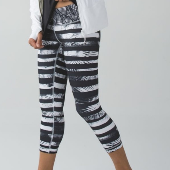 Lululemon Wunder Under Crop - Picture 2 of 4